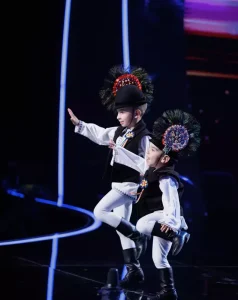 Moment emoționant la „Românii au talent”. Pavel Bartoș a apăsat Golden Buzz pentru doi frați care au cucerit scena
