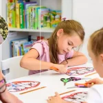 Cum sunt sprijiniți copiii cu cerințe educaționale speciale în Marea Britanie și în România. Diferențele observate de un specialist român din UK