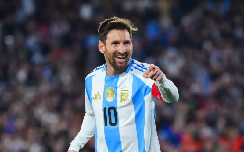 Lionel Messi a intrat în clubul miliardarilor din fotbal. Argentinianul îl ajunge pe Cristiano Ronaldo
