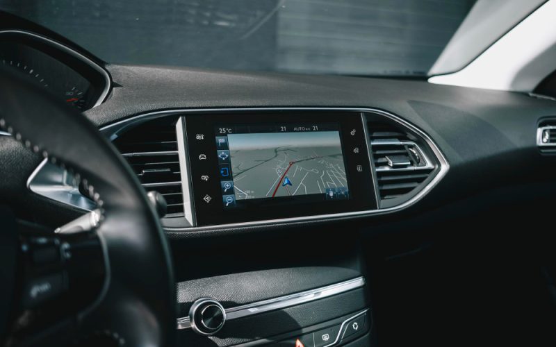 De ce șoferii BMW aleg navigațiile dedicate cu Android în locul sistemelor clasice